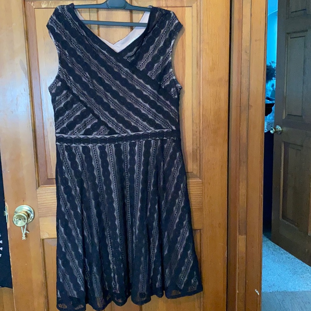 Women’s sz 14 cocktail/any occasion dress black lacy look tan lining